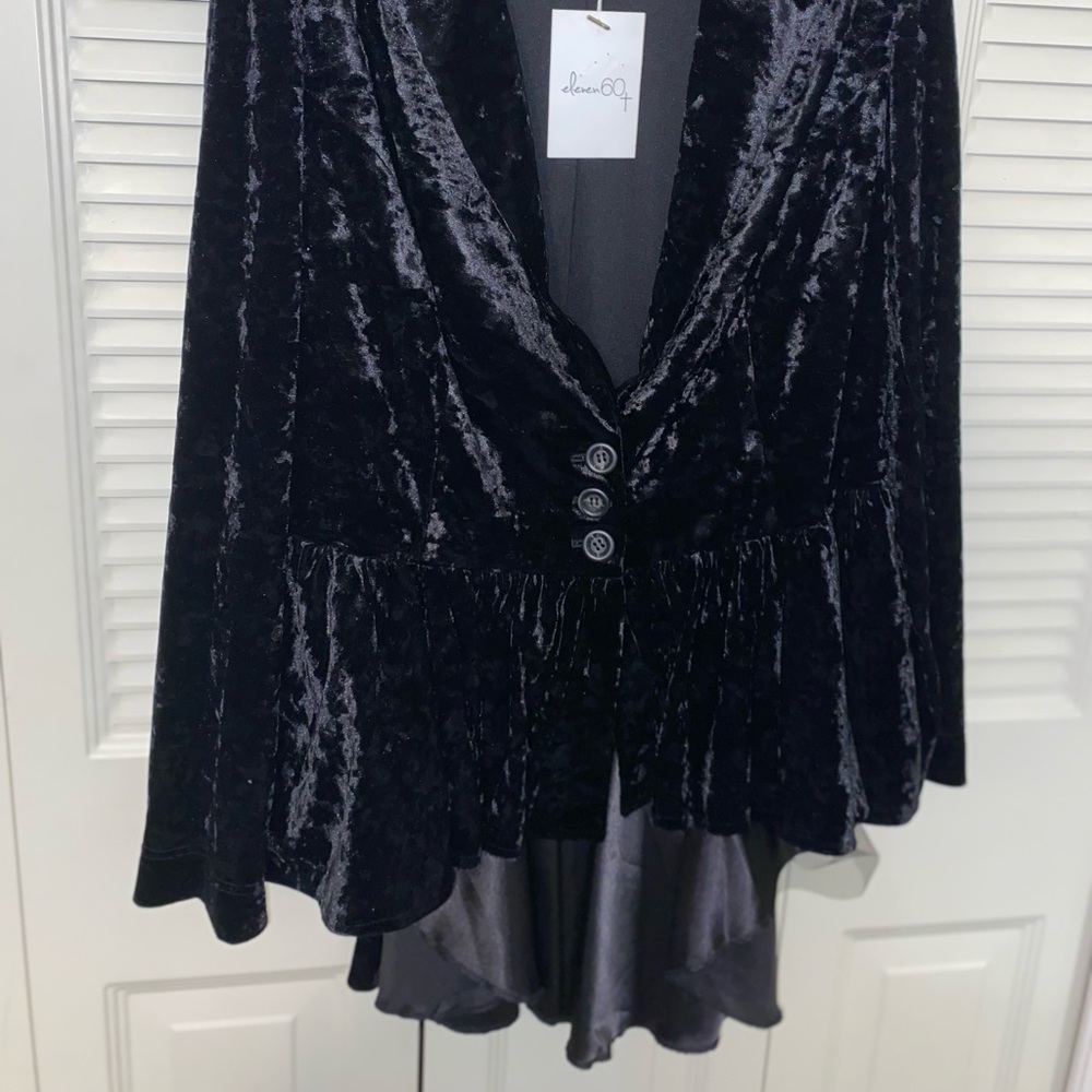 Very stylish tuxedo style velvet blazer!